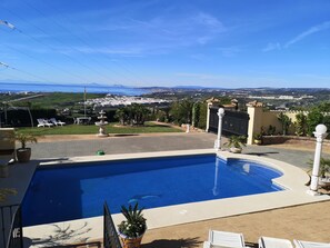Alberca al aire libre y alberca climatizada