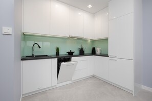 ثلاجة، موقد طهي مسطح، غسالة أطباق، ماكينة لصنع القهوة/الشاي