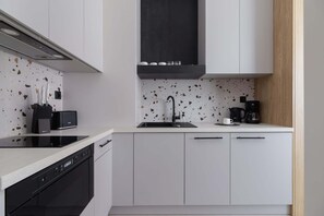 Kylskåp, mikrovågsugn, spishäll och diskmaskin