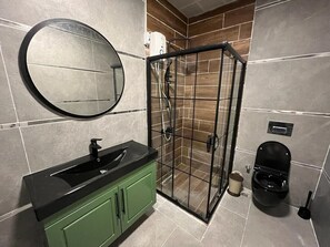 Apartamento grand, 2 quartos, vista para a piscina | Banheiro | Sabonete, shampoo, papel higiênico 