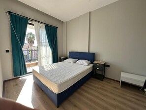 Apartamento de lujo, 2 habitaciones, vistas a la piscina | Tabla de planchar con plancha, wifi gratis, ropa de cama