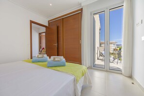 4 chambres, coffres-forts dans les chambres, fer et planche à repasser