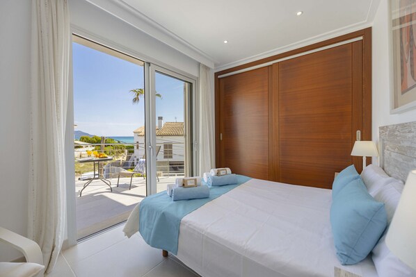 4 bedrooms, in-room safe, iron/ironing board, free WiFi