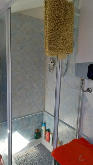 Bruser, hårtørrer, bidet, håndklæder
