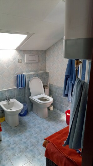 Douche, sèche-cheveux, bidet, serviettes fournies