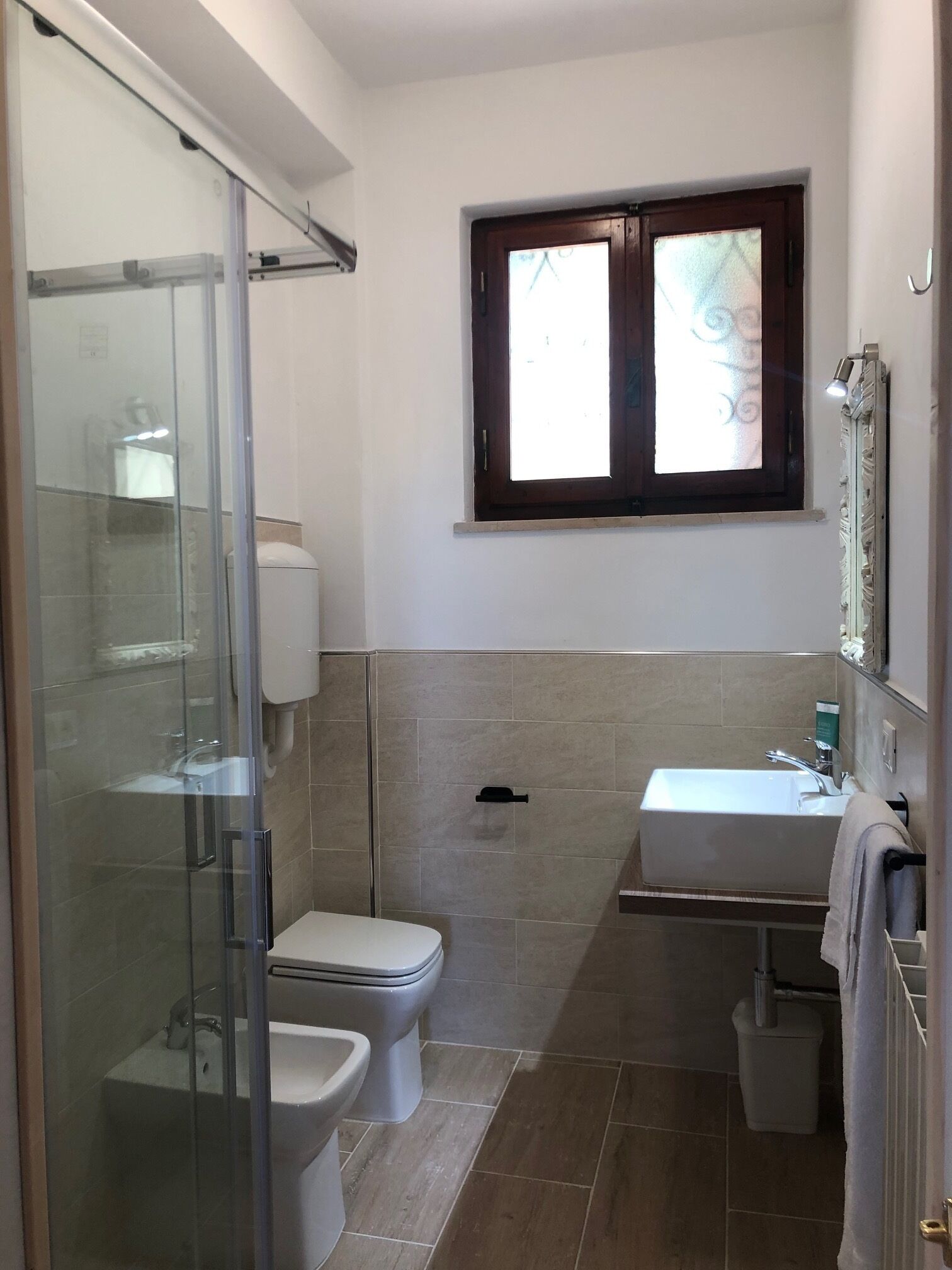 Bruser, hårtørrer, bidet, håndklæder