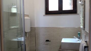 Bruser, hårtørrer, bidet, håndklæder