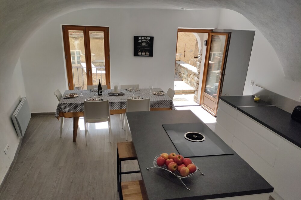 The vaults of Pascaline, character cottage in Lama (15 min beach or river)