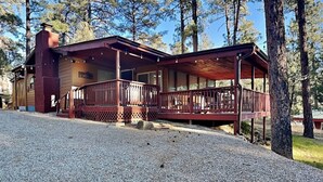 Un chalet doté d’un porche couvert et d’une allée en gravier.