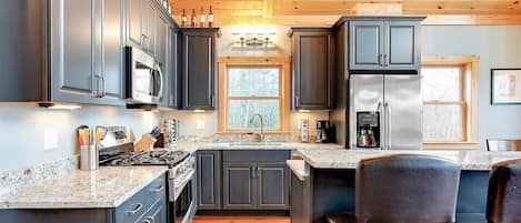 Kjøleskap, mikrobølgeovn, ovn og kokeplater