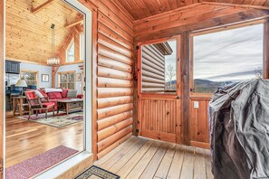 テレビ、暖炉、DVD プレーヤー