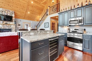 冷蔵庫、電子レンジ、オーブン、コンロ