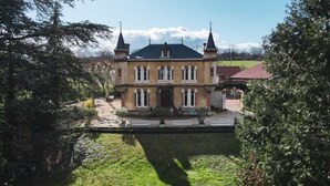 A large, two-story building with a symmetrical facade, multiple windows, and a central entrance. - Large gîte between Auvergne and Forez heated swimming pool tennis court (Pralong)