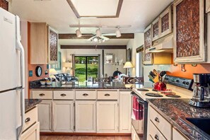 Fridge, microwave, oven, stovetop - On the Golf Course, with View, Comfortable & Cozy. Wild Turkey #1 (Sedona)
