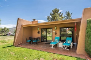 Outdoor dining - On the Golf Course, with View, Comfortable & Cozy. Wild Turkey #1 (Sedona)