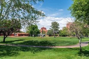Golf - On the Golf Course, with View, Comfortable & Cozy. Wild Turkey #1 (Sedona)