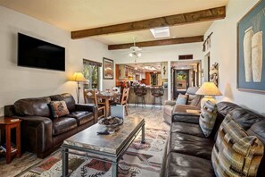 TV - On the Golf Course, with View, Comfortable & Cozy. Wild Turkey #1 (Sedona)