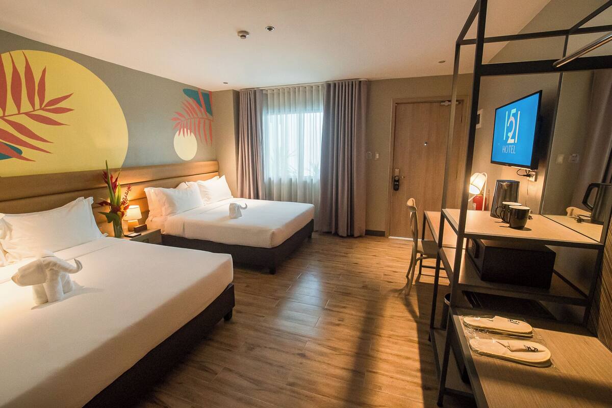 Sengetøy av topp kvalitet, minibar og safe på rommet