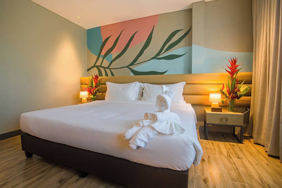 Sengetøy av topp kvalitet, minibar og safe på rommet