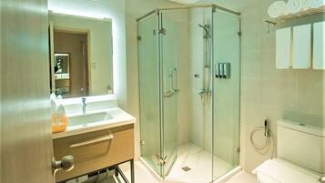 Chambre Supérieure avec lits jumeaux | Salle de bain | Douche, douche à « effet pluie », articles de toilette gratuits