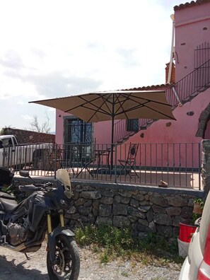 Exterior - Tranquil retreat close to beach Taormina. Triple room in 1800's casale with pool (Mascali)