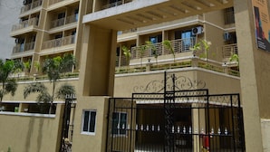 Un immeuble à plusieurs étages doté de balcons, d’une entrée sécurisée et d’une enseigne sur laquelle on peut lire « CONVE ».