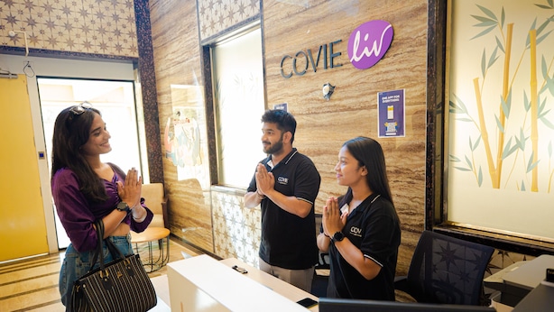 Un espace d’accueil avec une pancarte indiquant « Bonjour », le logo de COVIE et une affiche faisant la promotion d’une application mobile.