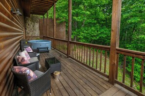 Terrace/patio - Gorgeous 2BR log cabin- hot tub, game room, & tons of space for relaxing! (Sevierville)