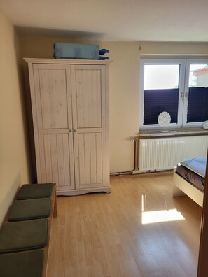 1 bedroom, travel cot, free WiFi, bed sheets