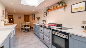 Fridge, microwave, oven, stovetop - Stone Cottage, Stanton near Broadway, Cotswolds - Romantic Retreat (Stanton)