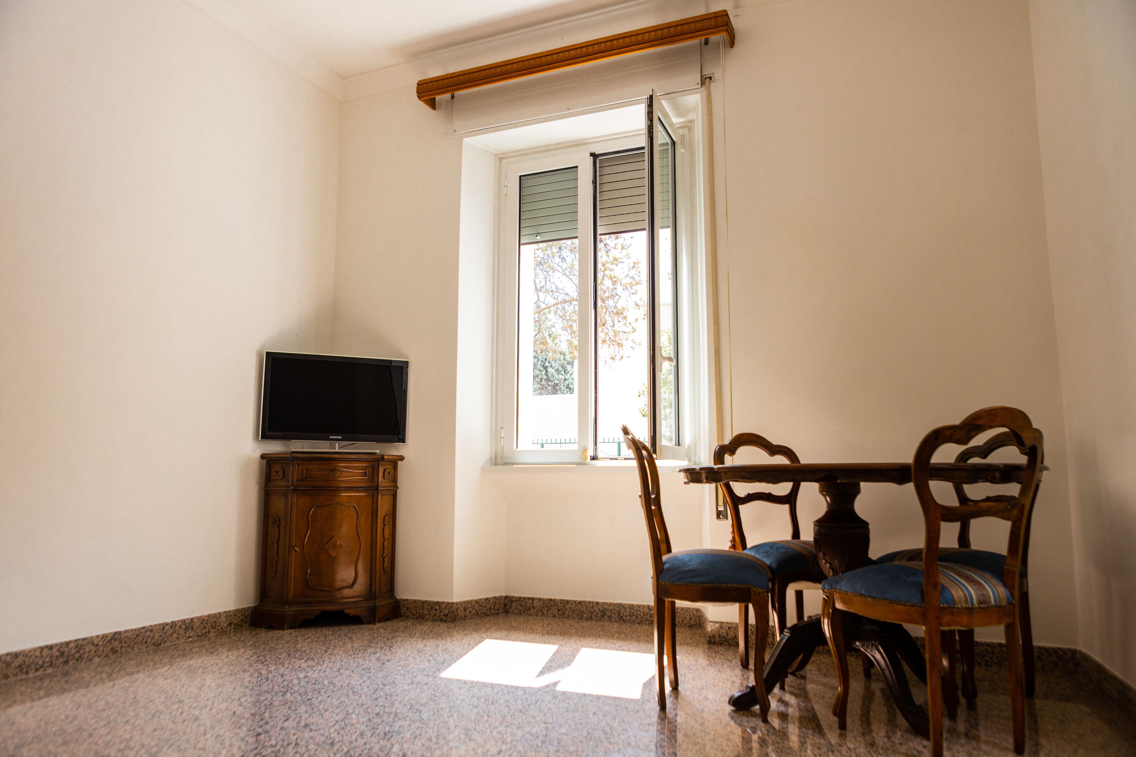 Departamento básico | Área de sala de estar | Televisión de pantalla plana de 26 pulgadas con canales digitales 