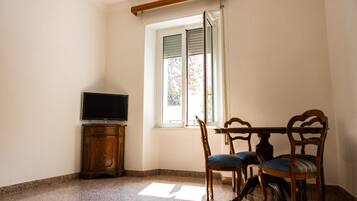 Departamento básico | Área de sala de estar | Televisión de pantalla plana de 26 pulgadas con canales digitales