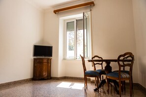 Basic-Apartment | Wohnbereich | 26-Zoll-Flachbildfernseher mit Digitalempfang, Fernseher