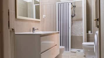Basic-Apartment | Badezimmer | Dusche, Haartrockner, Bidet, Handtücher