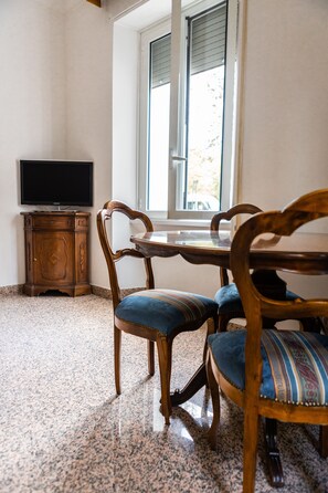 Basic-Apartment | Wohnbereich | 26-Zoll-Flachbildfernseher mit Digitalempfang, Fernseher