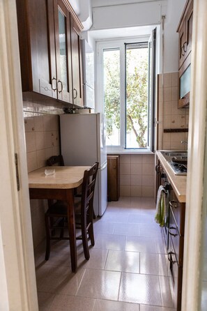 Departamento básico | Cocina privada | Refrigerador con congelador, horno, lavavajillas y cafetera de espresso 