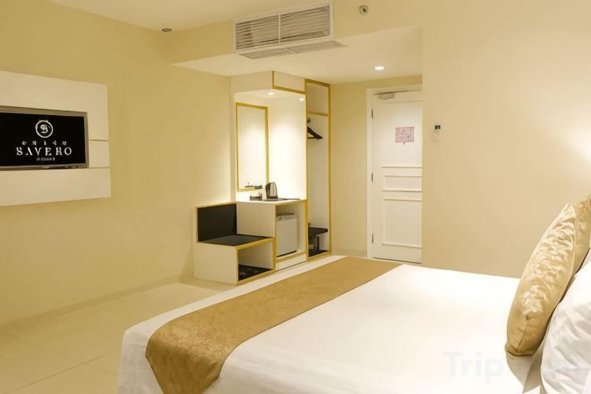 Premium bedding, desk, iron/ironing board (on request), WiFi (free)