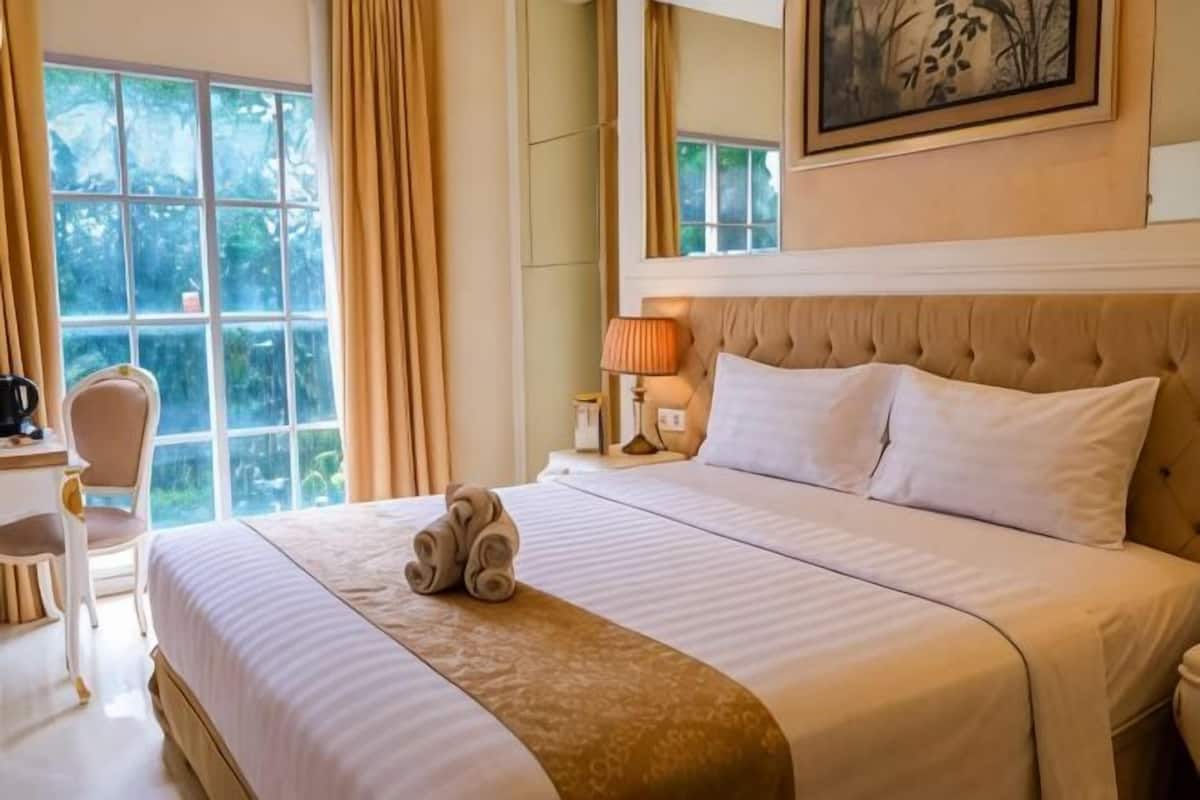 เครื่องนอนระดับพรีเมียม, โต๊ะทำงาน, เตารีด/โต๊ะรีดผ้า, Wi-Fi ฟรี