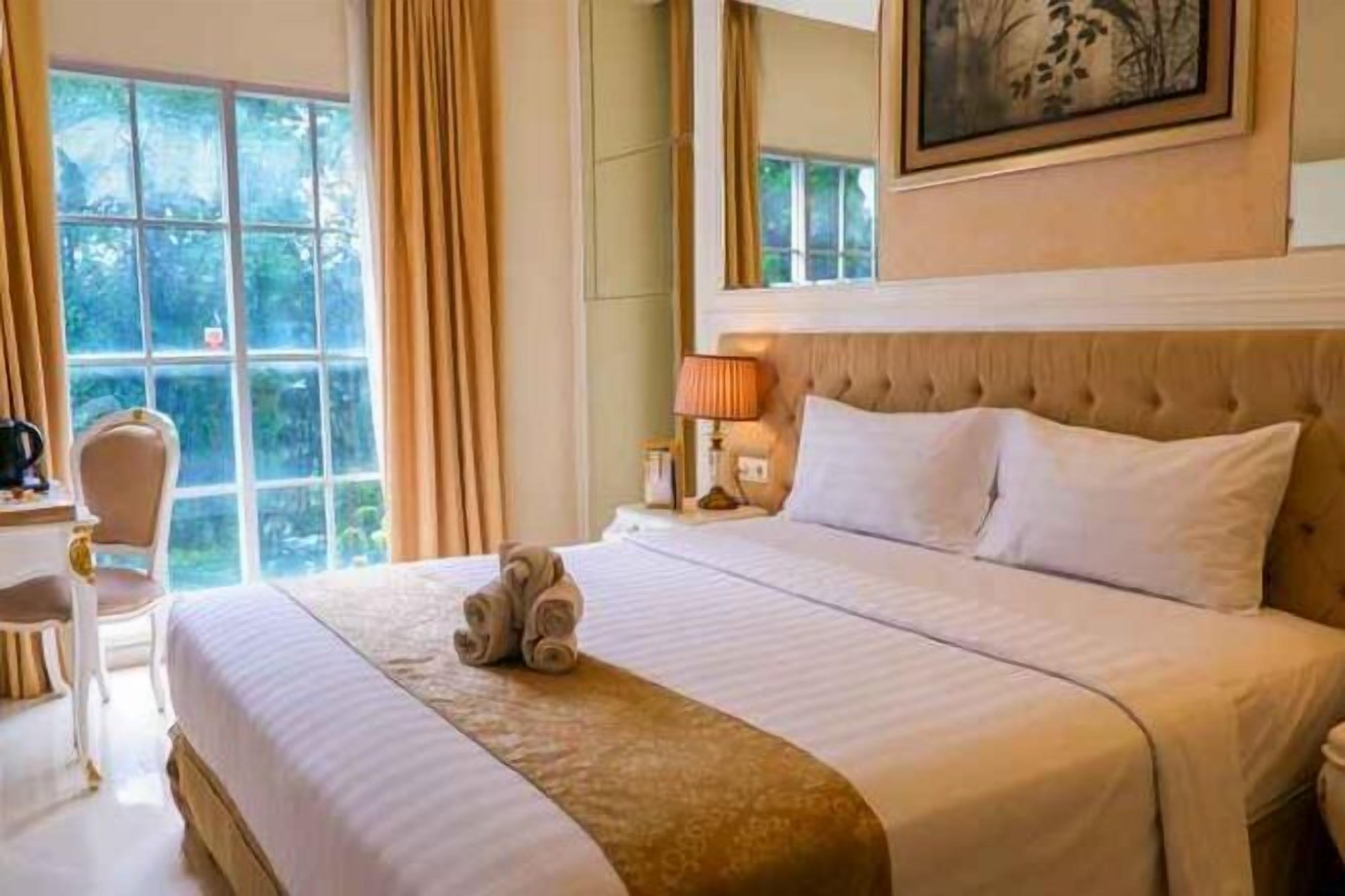 Premium bedding, desk, iron/ironing board, free WiFi