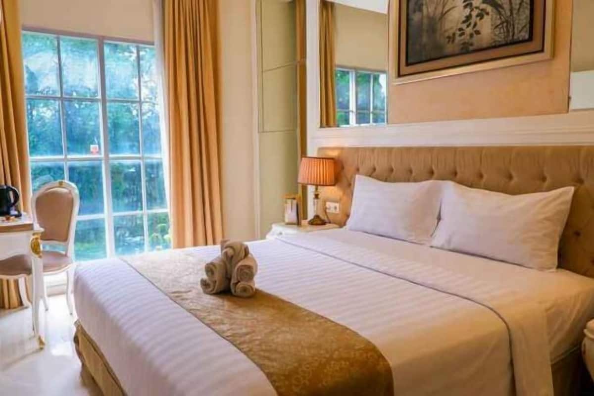 Premium bedding, desk, iron/ironing board, free WiFi