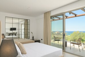 6 عدّة غرف نوم وخزنة داخل الغرفة ومكتب ومكواة/لوح كي