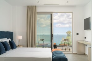 6 عدّة غرف نوم وخزنة داخل الغرفة ومكتب ومكواة/لوح كي