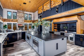 冷蔵庫、電子レンジ、オーブン、コンロ