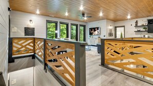 Una cocina moderna con vigas de madera, ventanas amplias y vistas al exterior.
