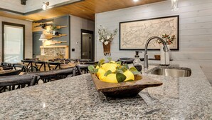 Una cocina con encimeras de granito, techo de madera y un mapa en la pared.
