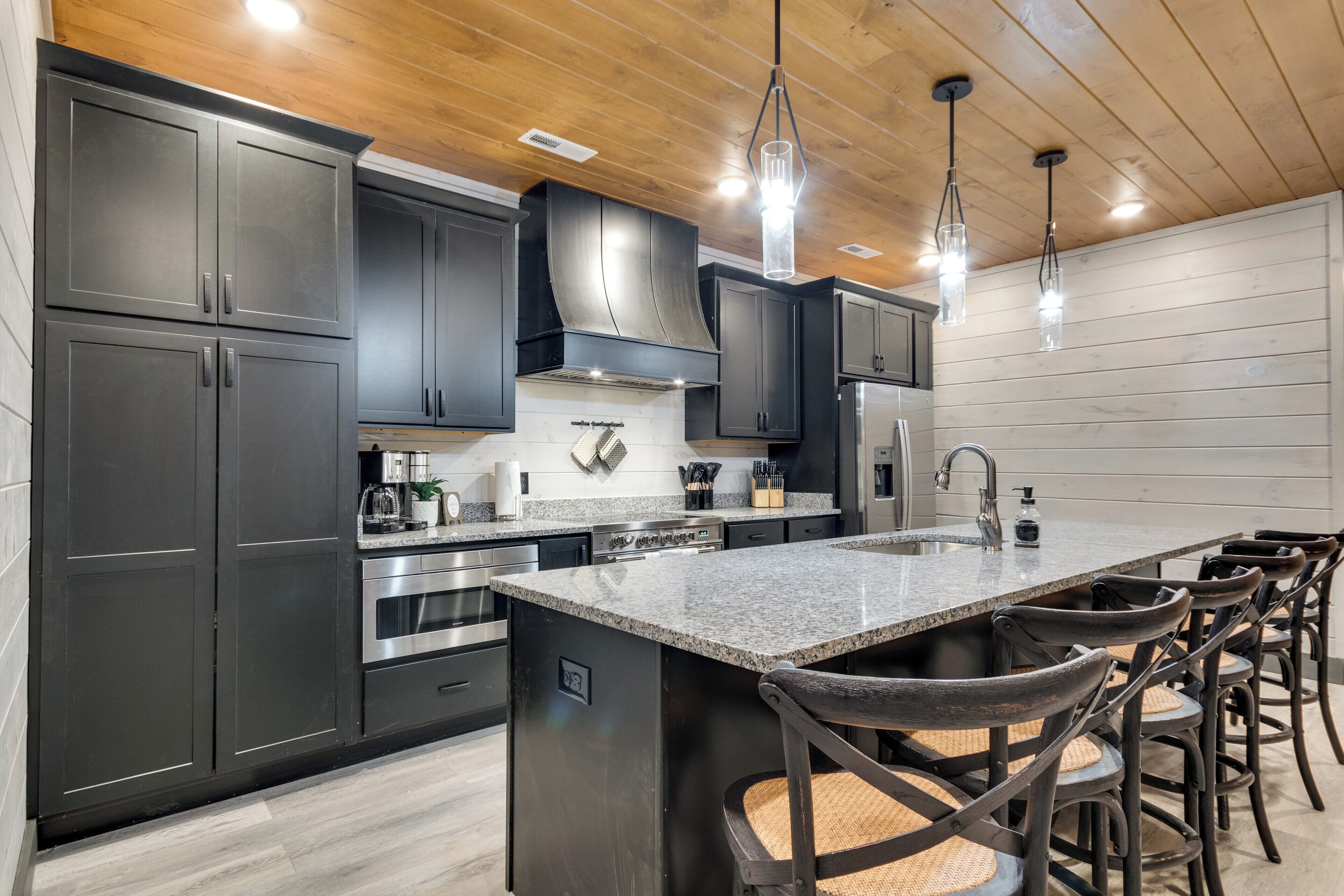 ثلاجة، ميكروويف، فرن، موقد طهي مسطح