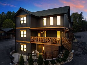 Exterior - LAUGHING BEAR LODGE - LUXURY 6 BEDROOM (Gatlinburg)