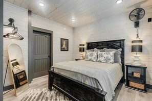 6 bedrooms, free WiFi, bed sheets - LAUGHING BEAR LODGE - LUXURY 6 BEDROOM (Gatlinburg)