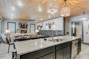 Dining - LAUGHING BEAR LODGE - LUXURY 6 BEDROOM (Gatlinburg)