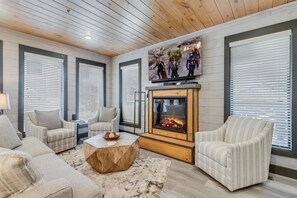 Interior - LAUGHING BEAR LODGE - LUXURY 6 BEDROOM (Gatlinburg)